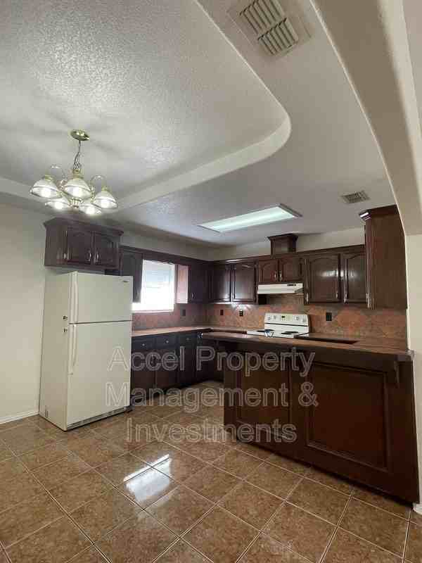 1712 Phoenix St #3 - Photo 5 of 20