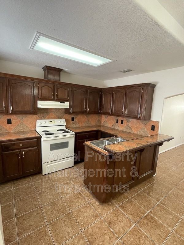 1712 Phoenix St #3 - Photo 6 of 20