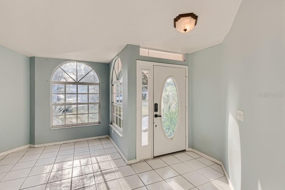 1713 Bermuda Court - Photo 3 of 30