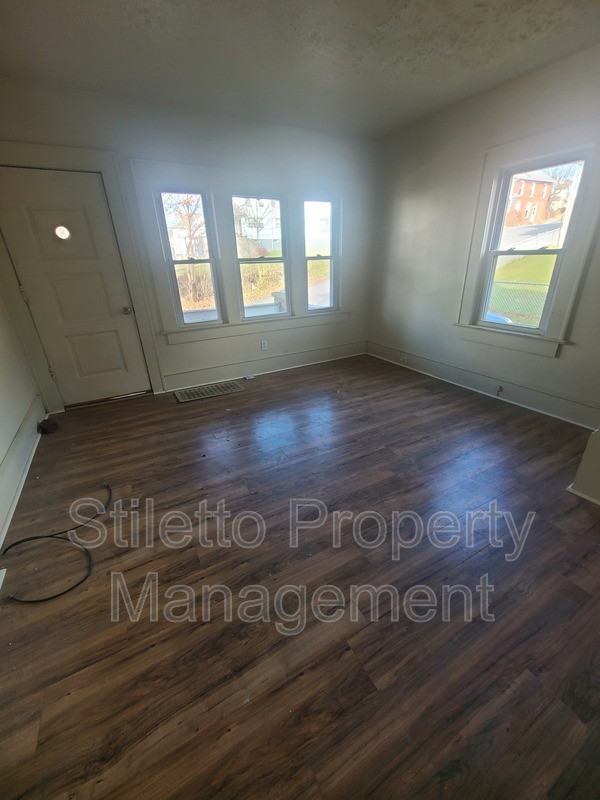 68 Vine St - Photo 3 of 13