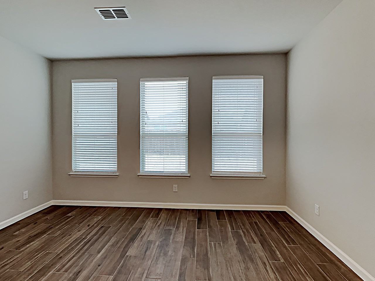 5513 Marina Dr - Photo 3 of 14