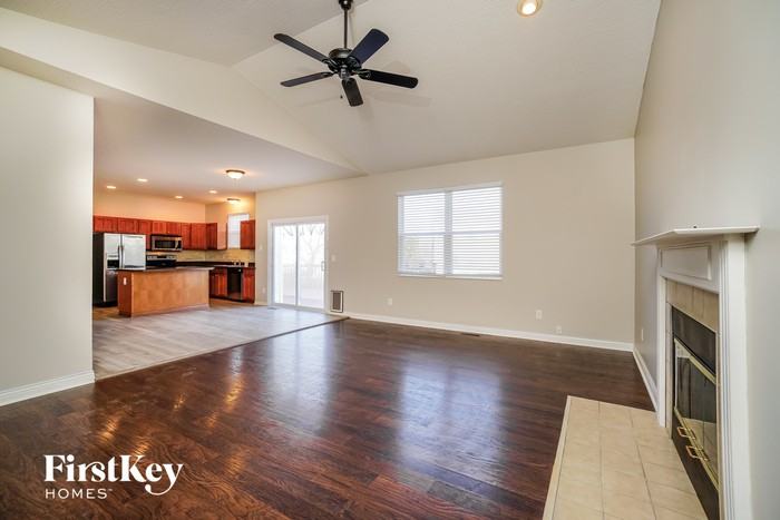 122 Stirling Way - Photo 2 of 15