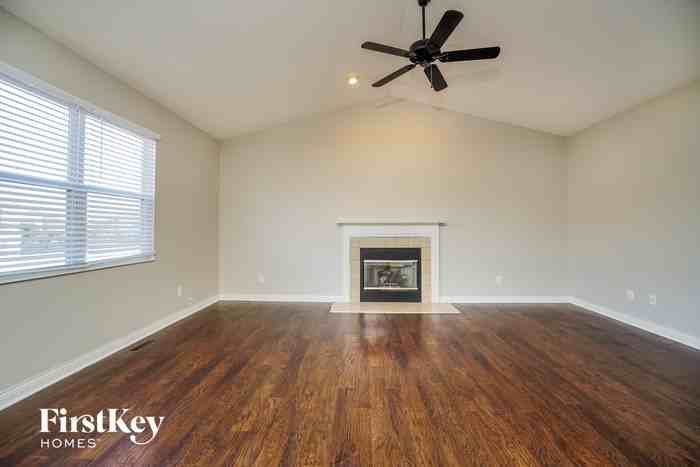 122 Stirling Way - Photo 3 of 15