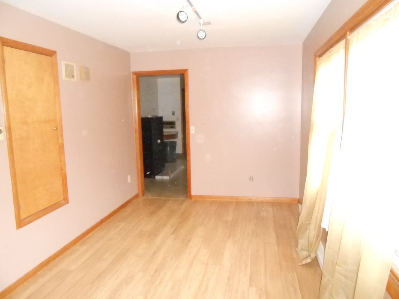 49 W Queen St - Photo 3 of 10