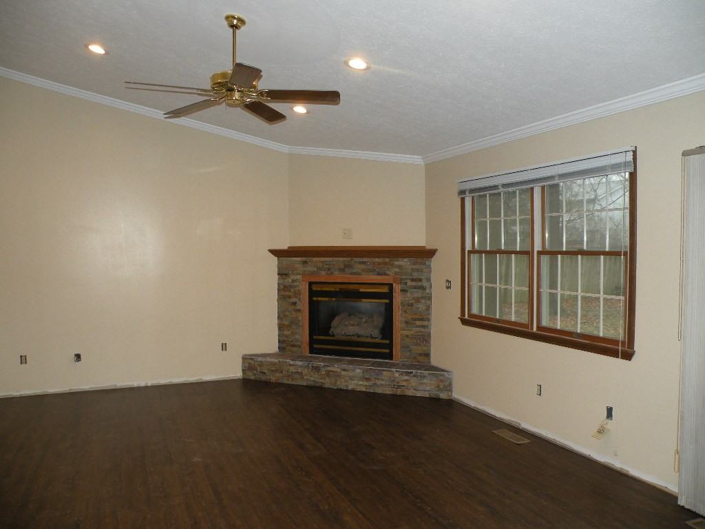 6088 Albert St - Photo 2 of 13