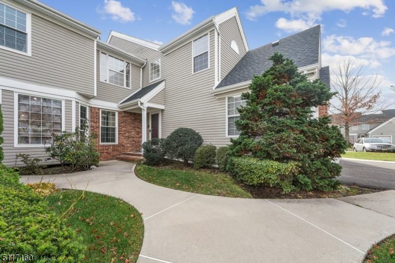 241 Laurel Ct - Photo 2 of 10
