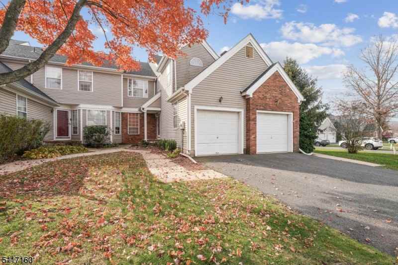 241 Laurel Ct - Photo 3 of 10