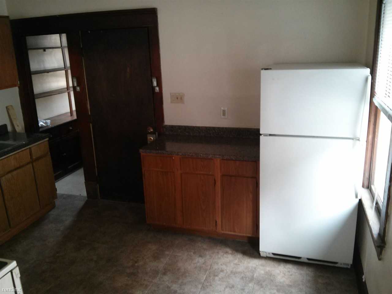 2566 N 40th St - Photo 3 of 9