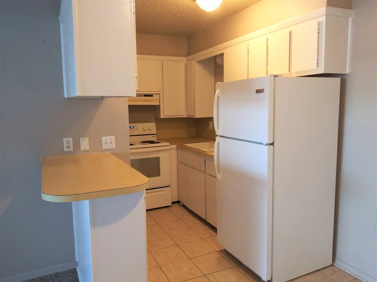 430 E Tonhawa St - Photo 2 of 10