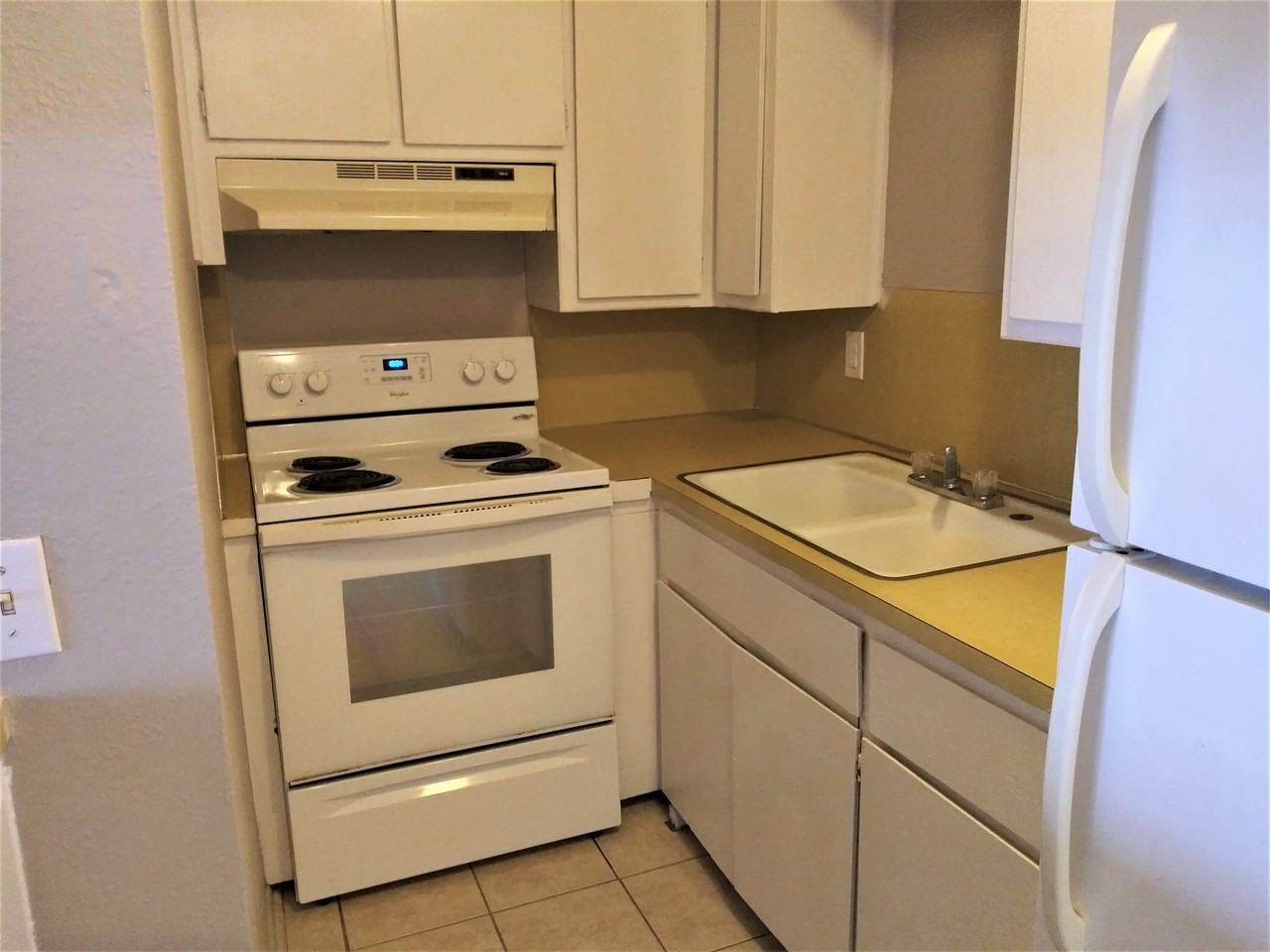 430 E Tonhawa St - Photo 4 of 10