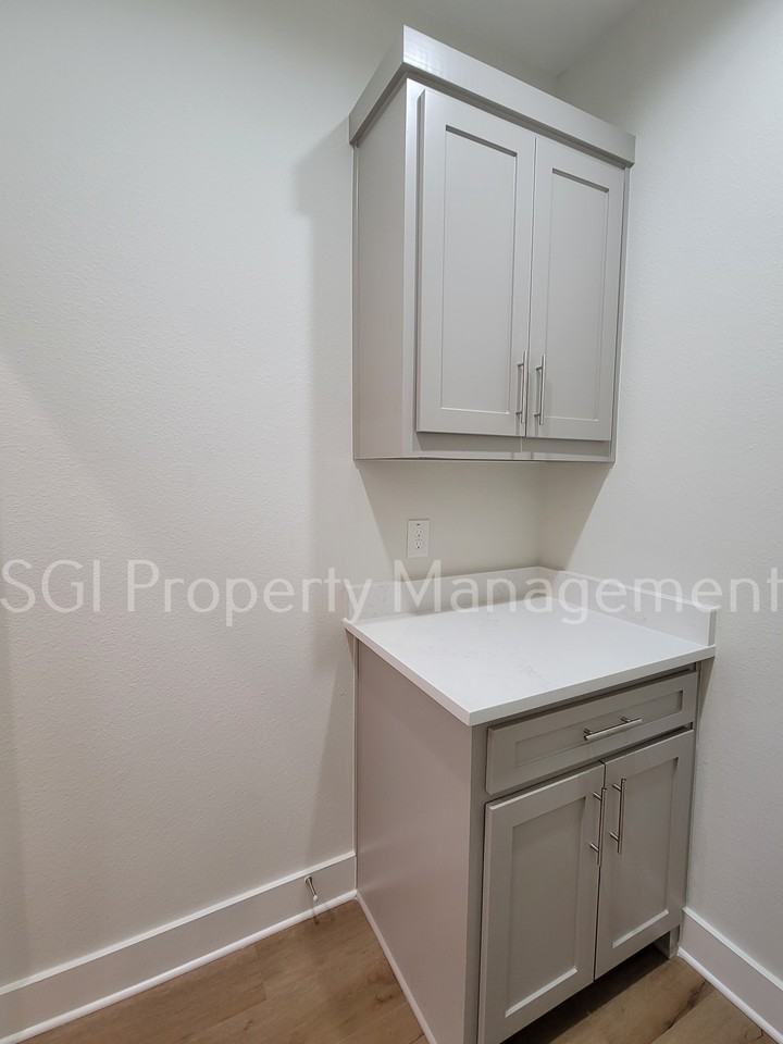 4022 Ivanhoe Ln - Photo 3 of 12