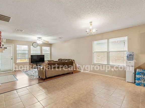 909 Simi Dr - Photo 2 of 8