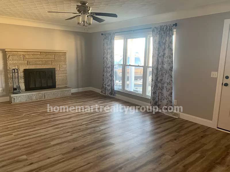 126 Hampton Dr - Photo 3 of 13