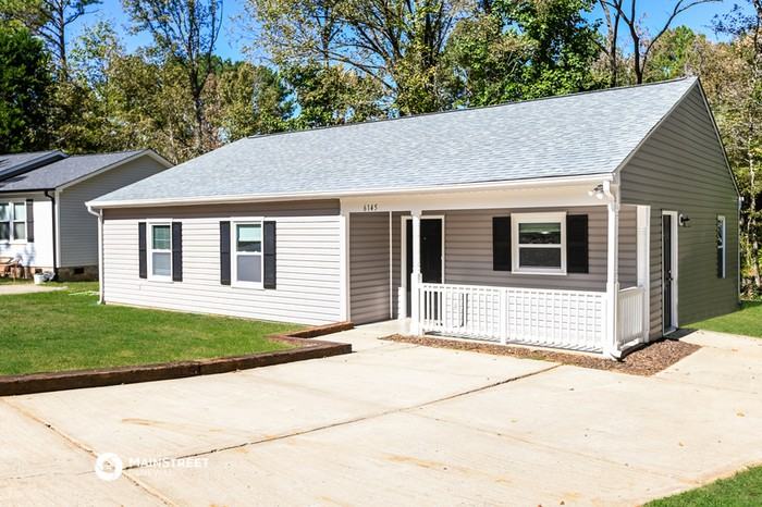 6145 Loch Arbor Ln - Photo 3 of 17
