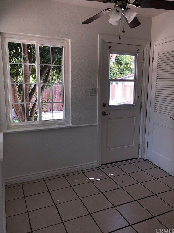 619 North Hawthorn Street - Photo 4 of 30