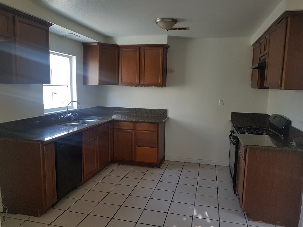 619 North Hawthorn Street - Photo 5 of 30