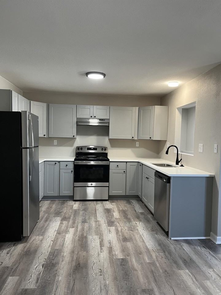 1052 E 5th St #1052 - Photo 5 of 20