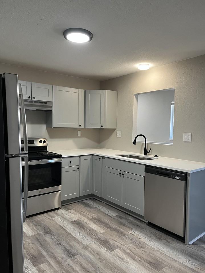 1052 E 5th St #1052 - Photo 6 of 20