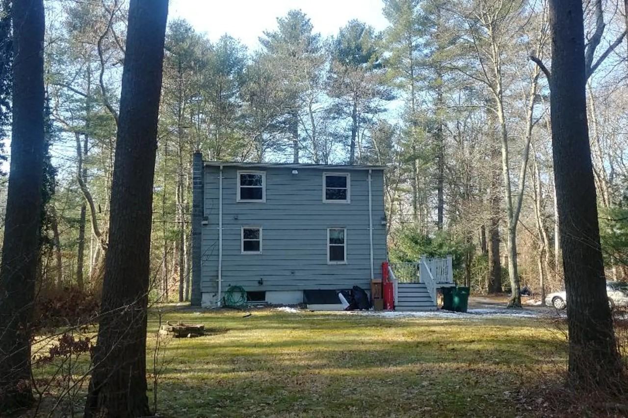 340 Essex St - Photo 2 of 3