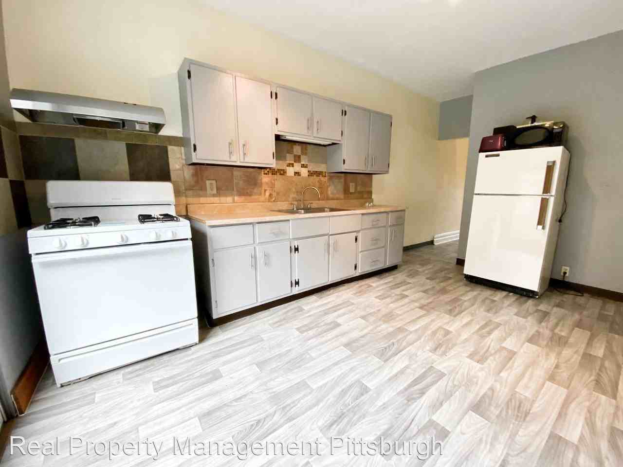 318 Greenfield Ave - Photo 3 of 10