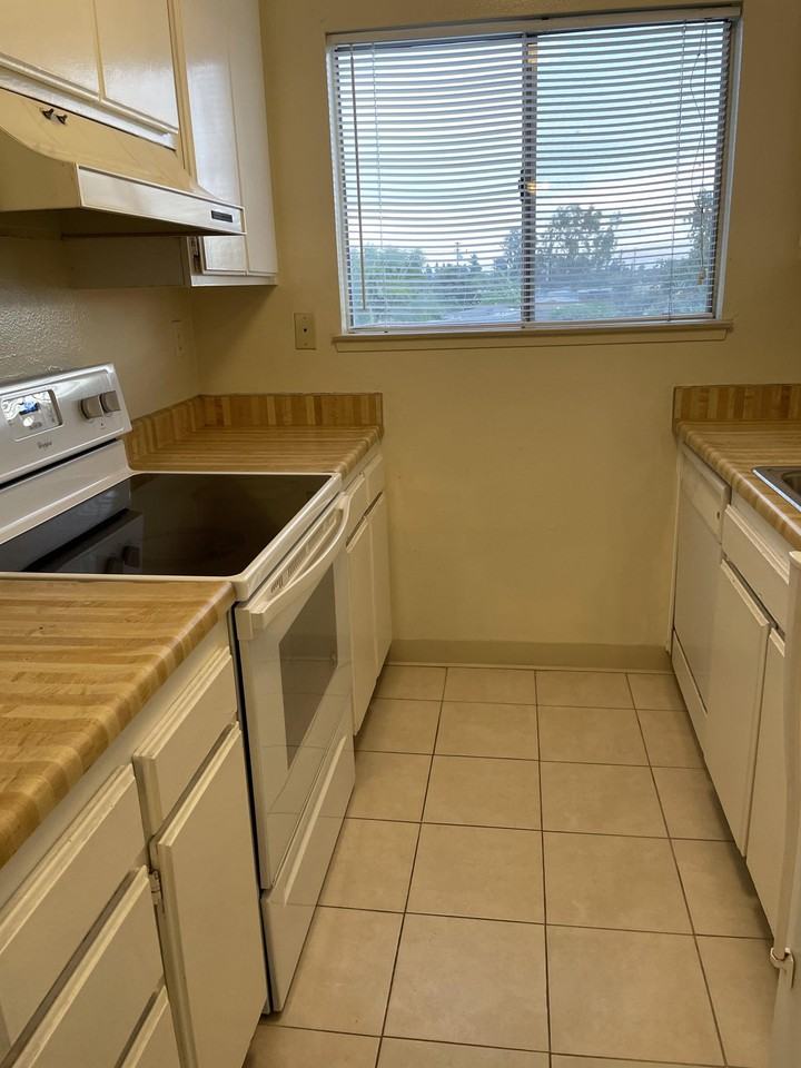 611 N Bristol St #5 - Photo 2 of 6