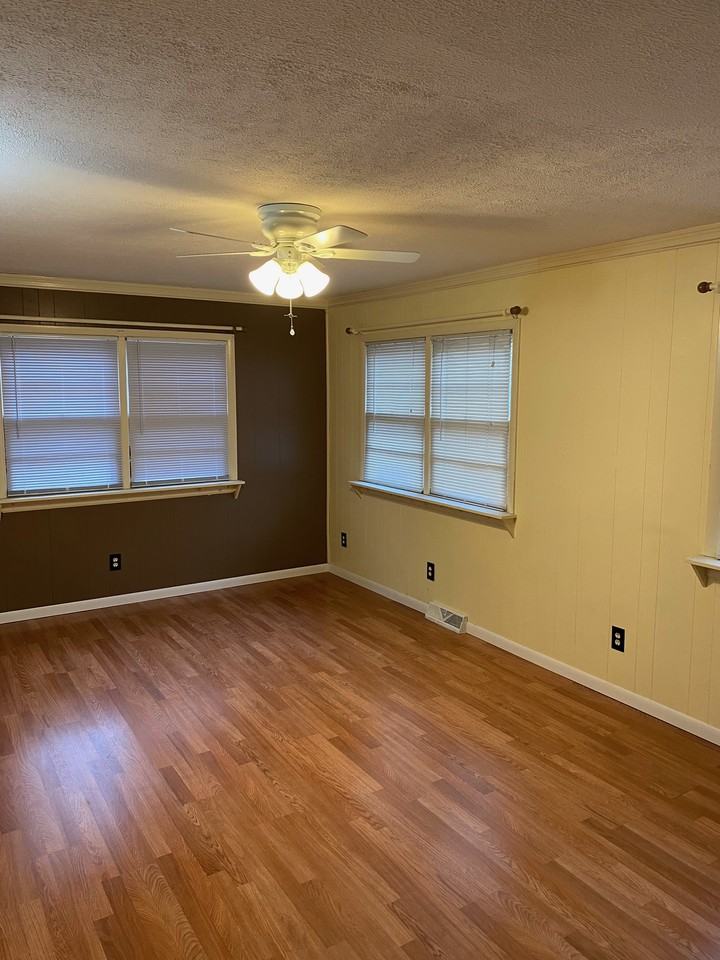 4409 E 114th Ter - Photo 2 of 9