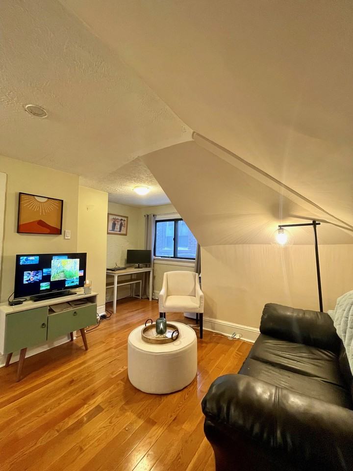798 Carlaw Avenue ##5 - Photo 3 of 10