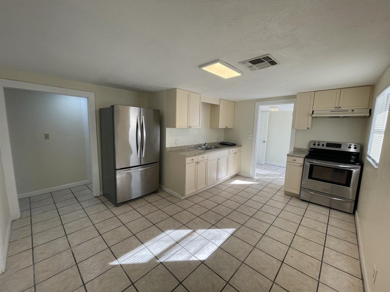 2405 Everett St #1 - Photo 3 of 12