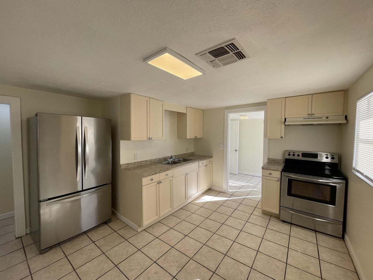 2405 Everett St #1 - Photo 4 of 12