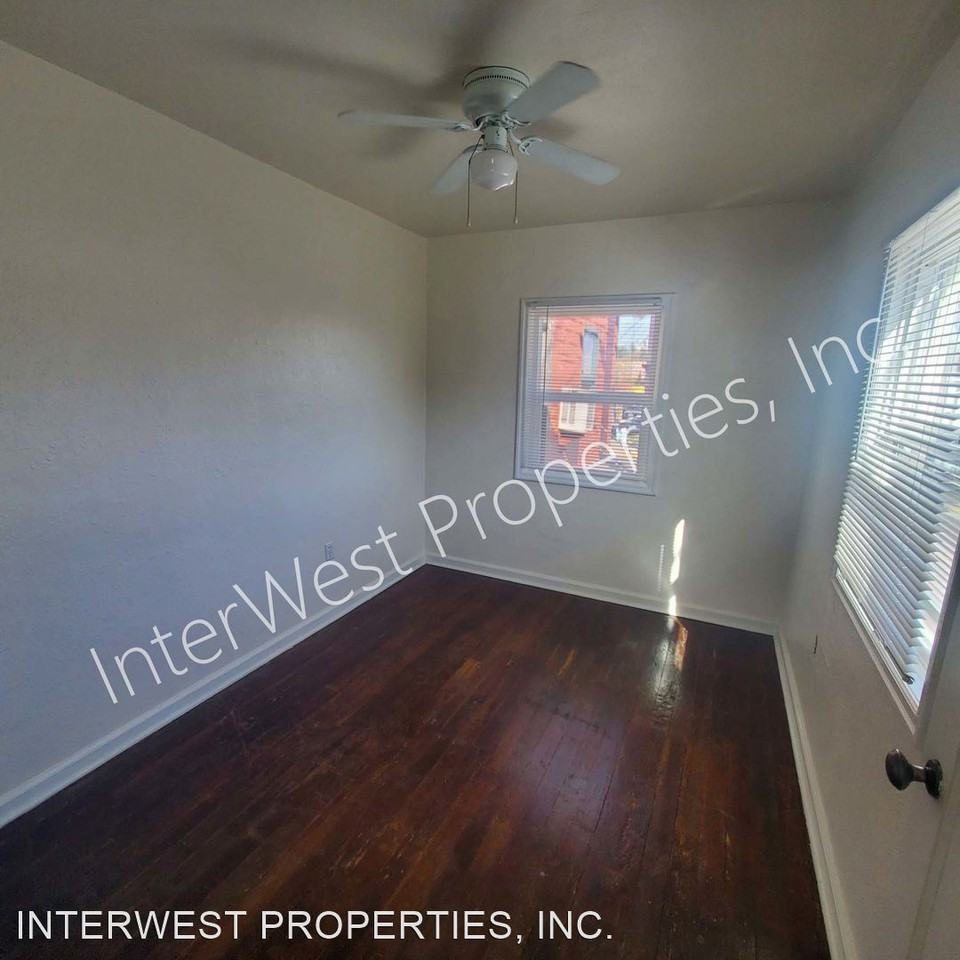 7881 SW CAPITOL HWY - Photo 3 of 13