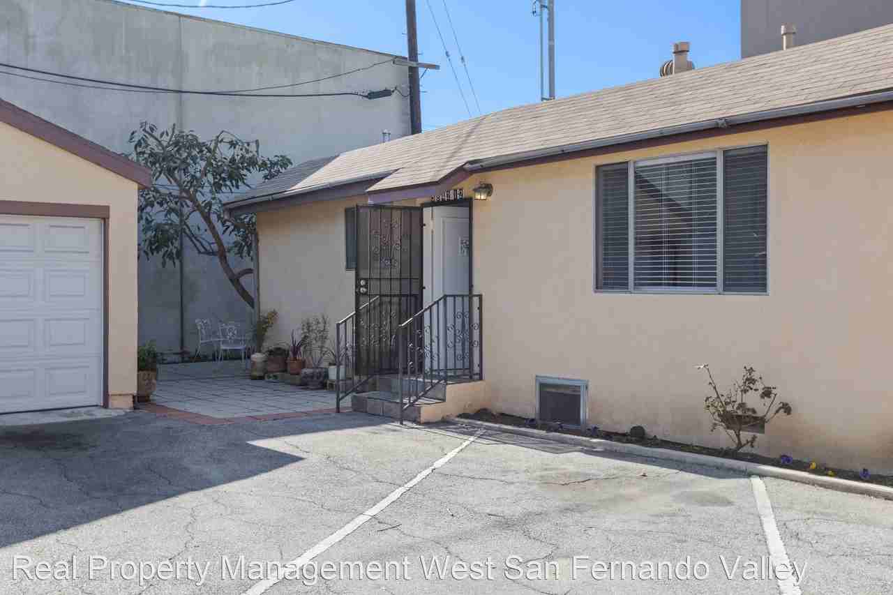 5842 1/2 Virginia Ave