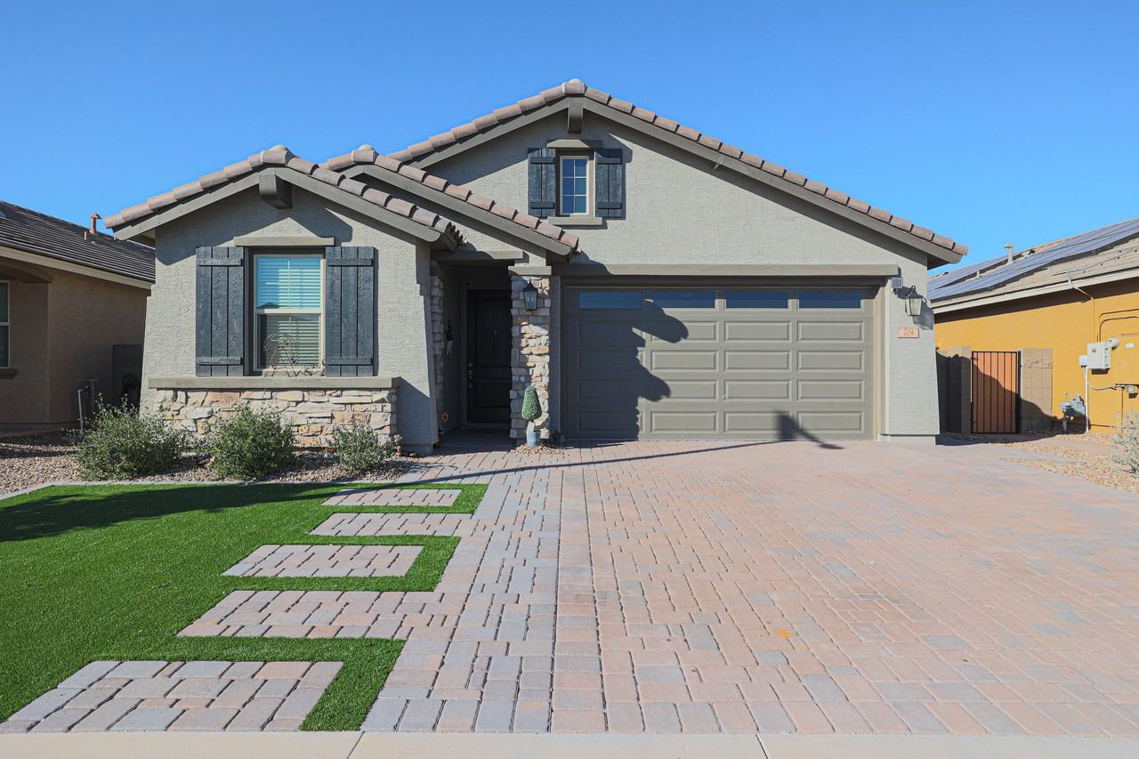 704 N 152nd Dr - Photo 2 of 30