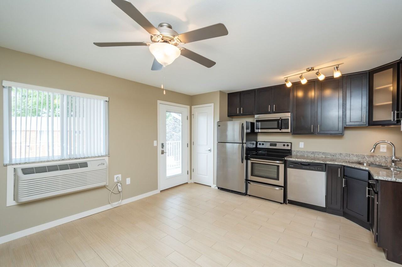 203.5 6th Street #8 - Photo 4 of 18