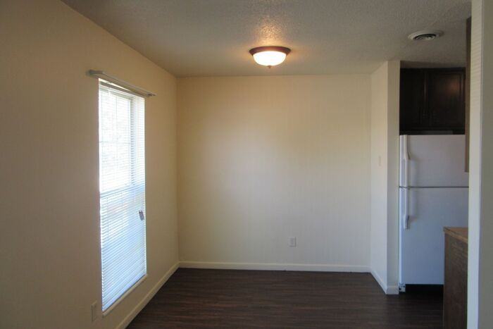 210 1/2 W Montgomery St - Photo 3 of 9