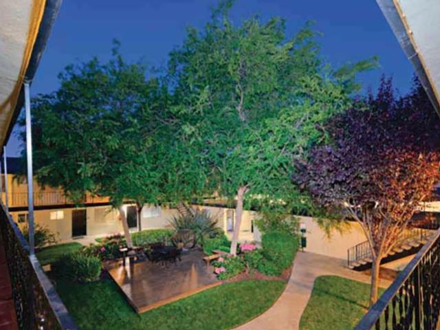 2033 Latham St - Photo 4 of 8