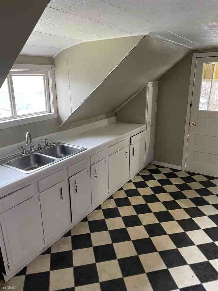 706 Broad St - Photo 2 of 5