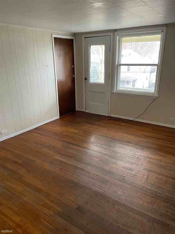 706 Broad St - Photo 3 of 5