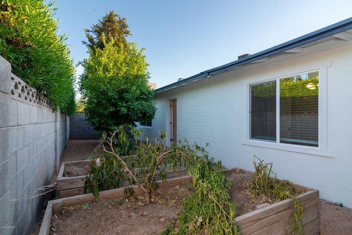 2436 E Amelia Ave - Photo 4 of 37