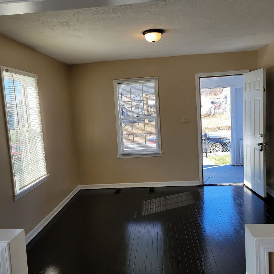 351 S Gray St - Photo 2 of 7