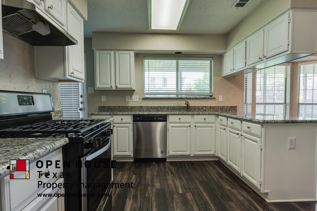 7300 Big Bend Ct - Photo 3 of 11
