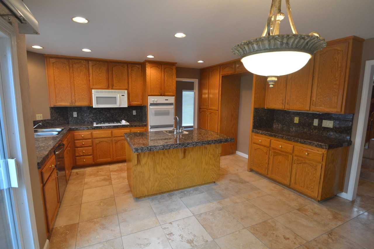8943 N Camden Dr - Photo 2 of 11