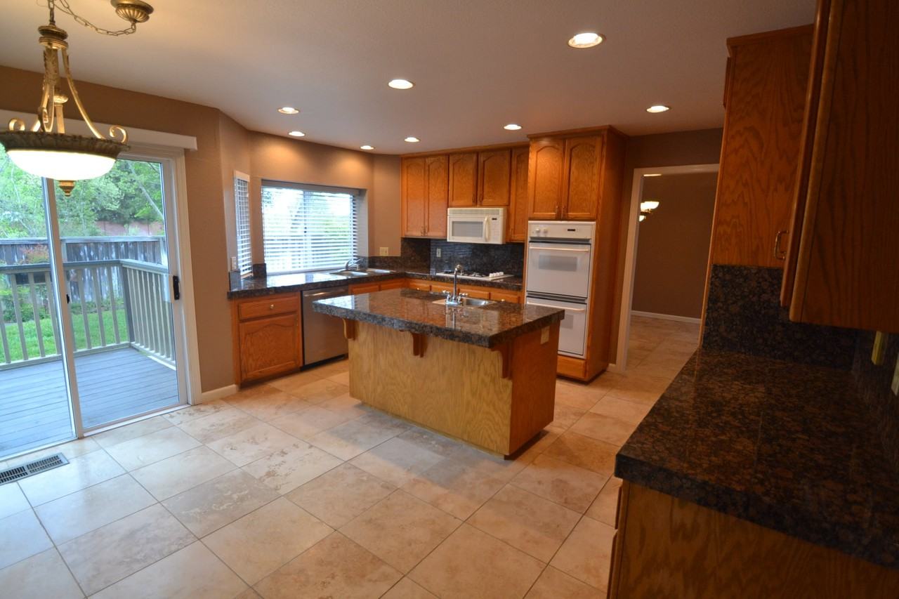 8943 N Camden Dr - Photo 3 of 11