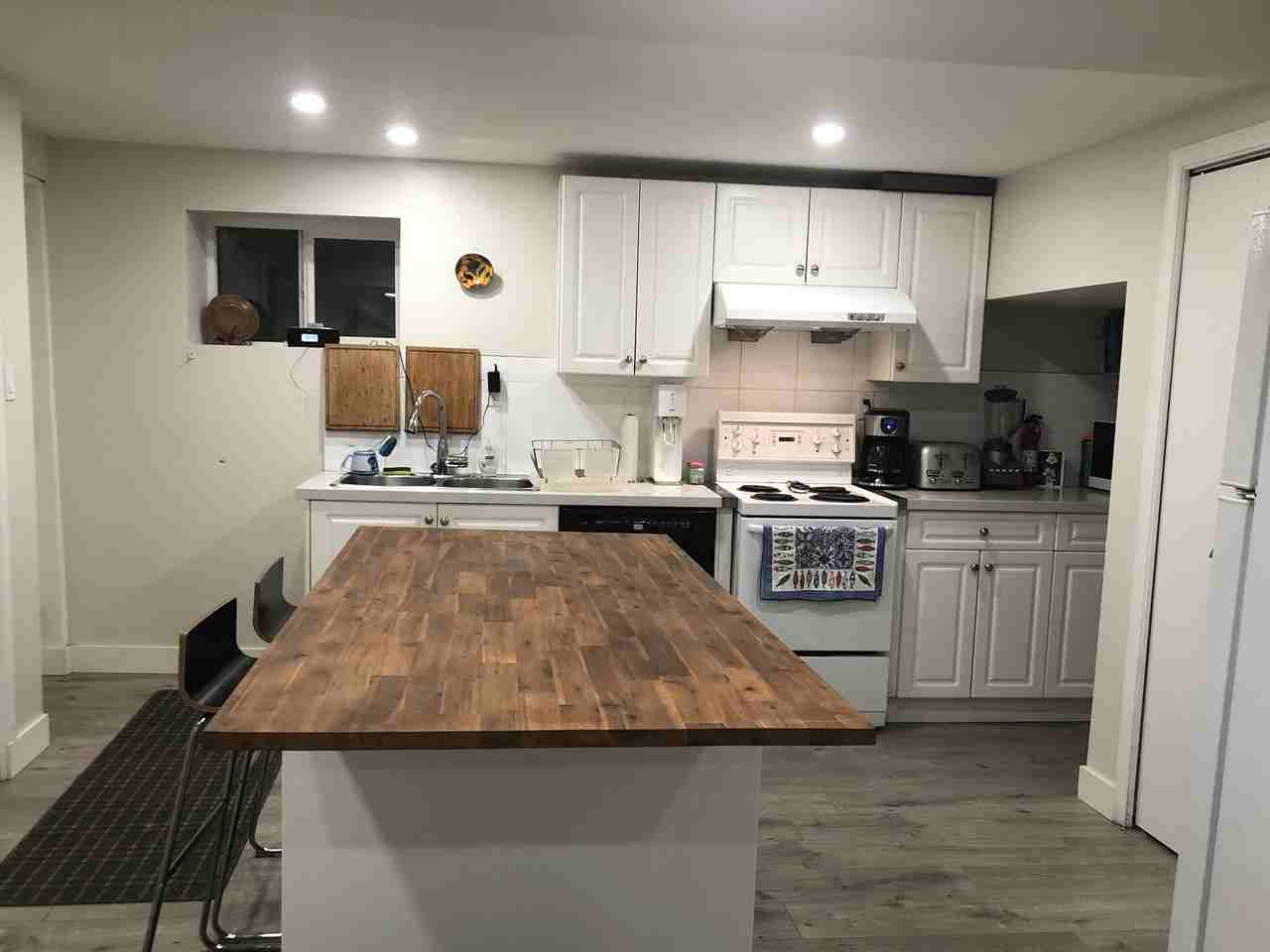 Furnished bedroom w private bathroom in shared house - Photo 2 of 12