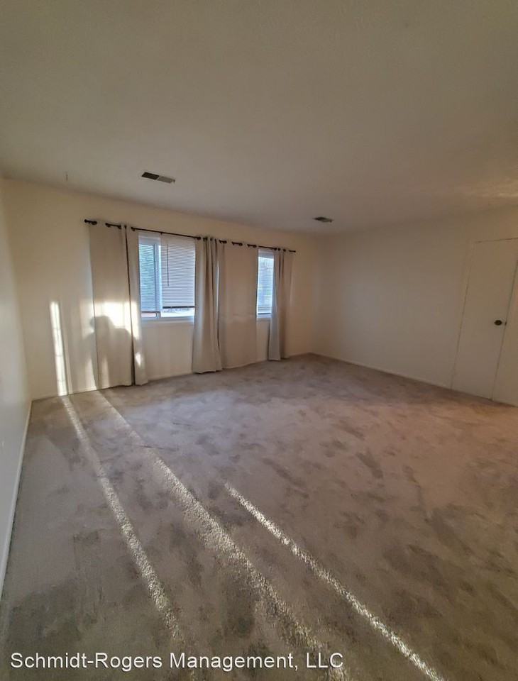 4373 Manhattan West - Photo 2 of 11