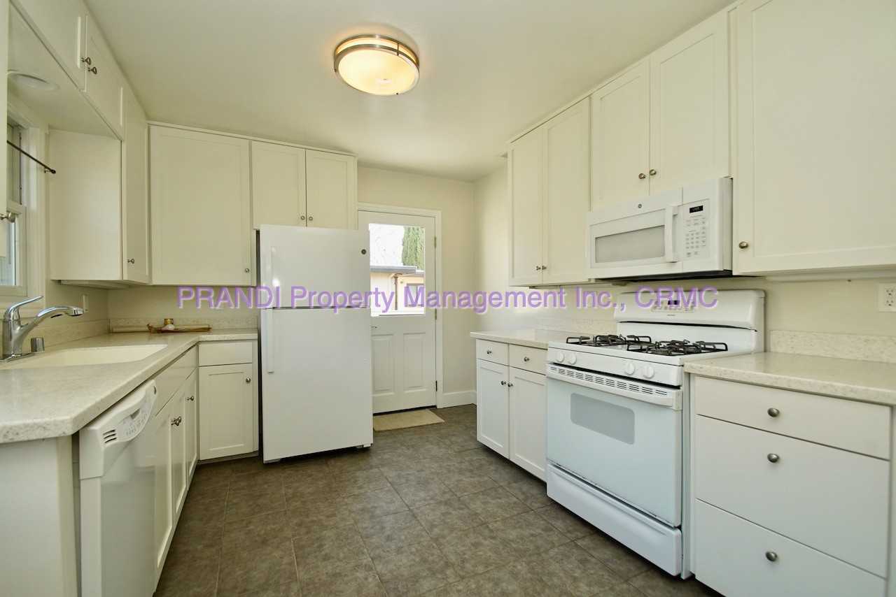 109 Taylor St - Photo 3 of 12