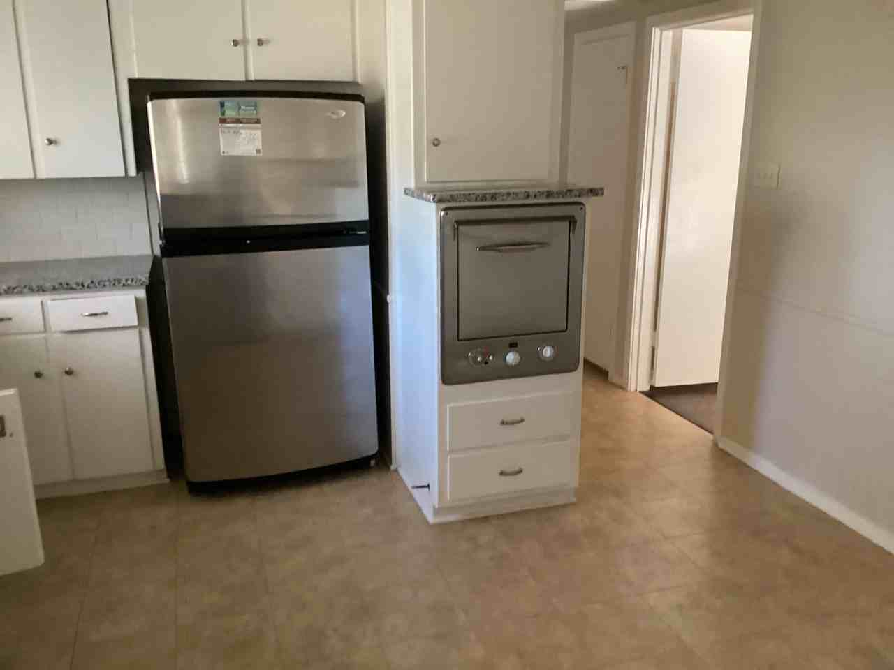 553 Club Dr - Photo 3 of 7