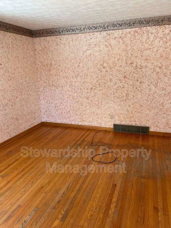 2417 24th St Ne - Photo 3 of 9