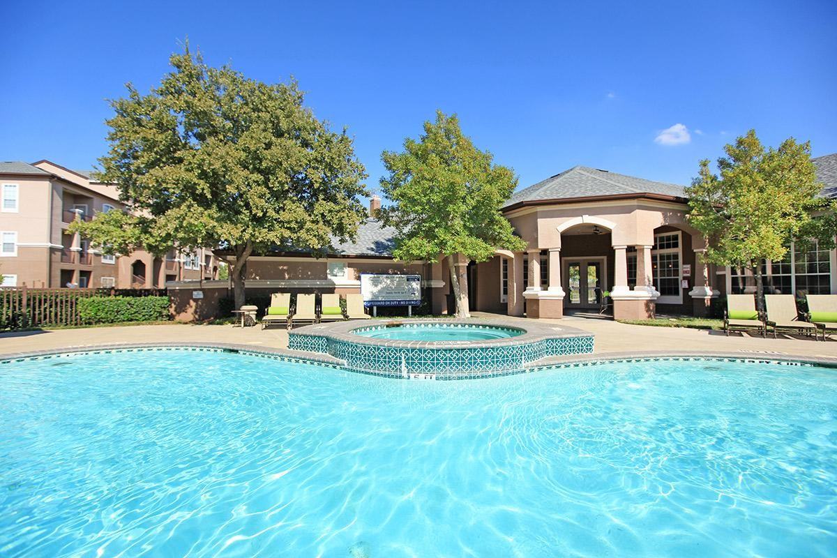 907 Lakeside Cir B7 - Photo 2 of 11