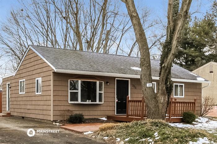 225 Gladys Rd - Photo 3 of 16