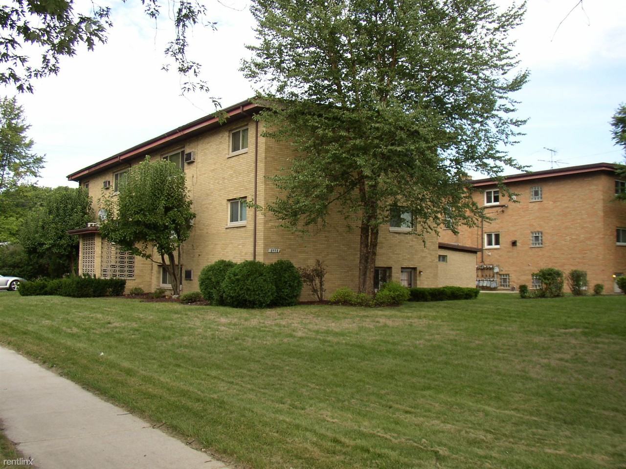 8958 White Oak Ave - Photo 3 of 6